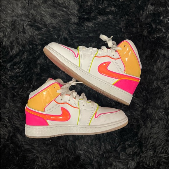 Air Jordan 1 Mid SE GS 'Edge Glow'